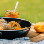 Ein Gericht aus Kartoffeln auf einem schwarzen Teller