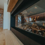 Eine Nahaufnahme eines Kamins von der Seite