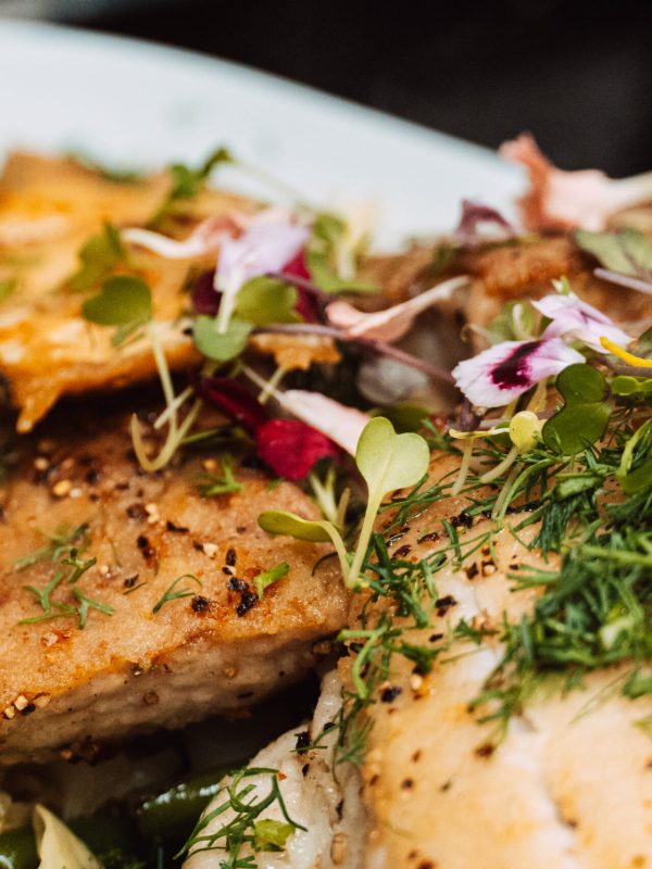 Ein Gericht mit Fisch