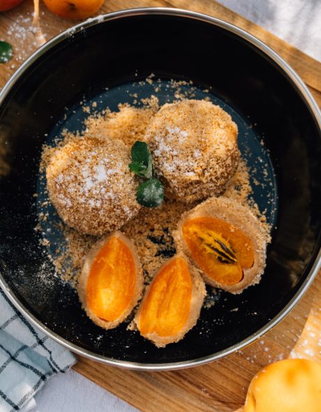 Gebackene Aprikosen in einem schwarzen Pfanne.